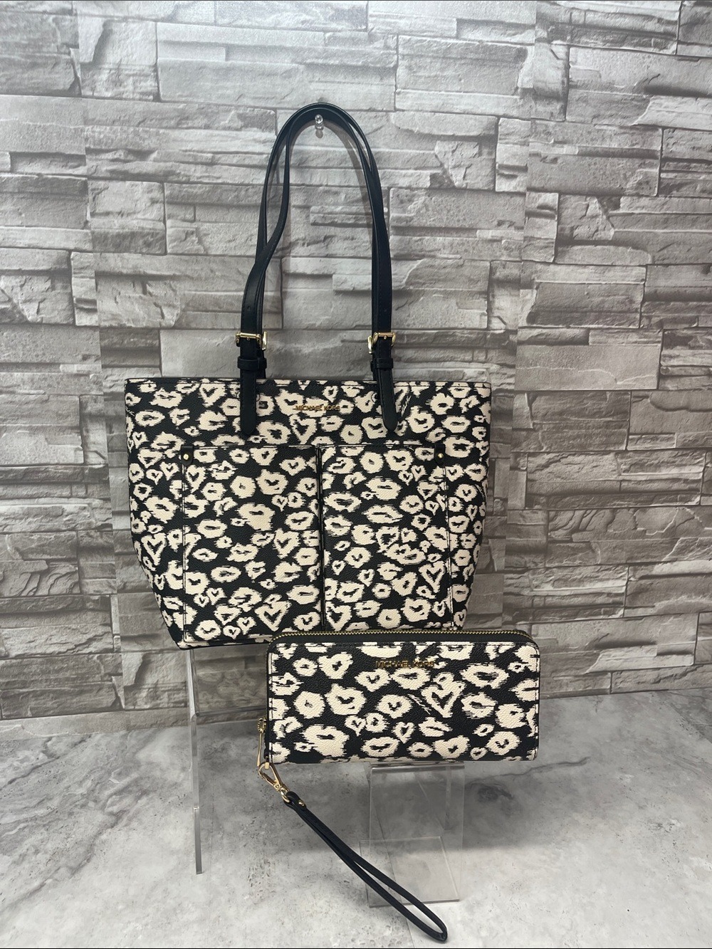 Michael Kors Heart Leopard Print Pocket Tote & Matching Wallet Black White - Picture 1 of 10